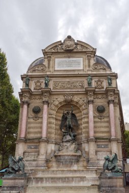 Paris Fransa Eylül 2017. Saint-Michel Çeşmesi Paris 'te.