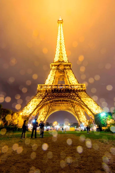 Europa París Septiembre 2017 Turistas Bajo Lluvia Admirando Torre Eiffel — Foto de Stock