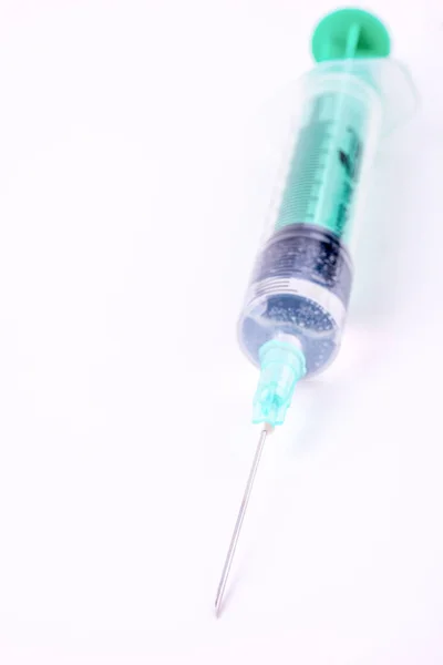 白い背景に隔離された医療用注射器 マクロ写真 — ストック写真