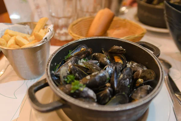 フライドポテトと鍋に熱々のムール貝 — ストック写真
