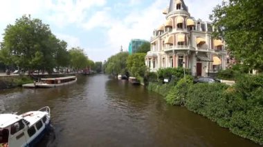 Amsterdam Kanalı ve evin ön cephesi geleneksel stil Eylül 2017, Hollanda