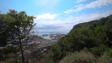 Güneşli bir günde Barcelona limanının görüntüsü