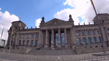 Almanya 'nın güneşli bir gününde Berlin' de Reichstag
