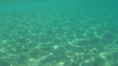 Su yüzeyinde güneş ışınları