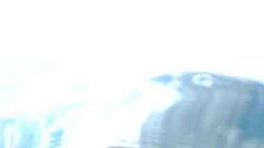 Su yüzeyinde güneş ışınları