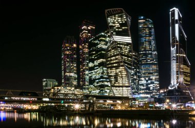 karmaşık Moskova şehir gece görüntüsü.