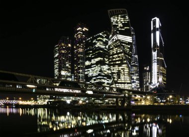 karmaşık Moskova şehir gece görüntüsü.