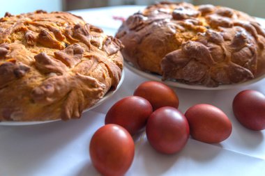 Hıristiyan Paskalya pastası ve kırmızı yumurtalar.