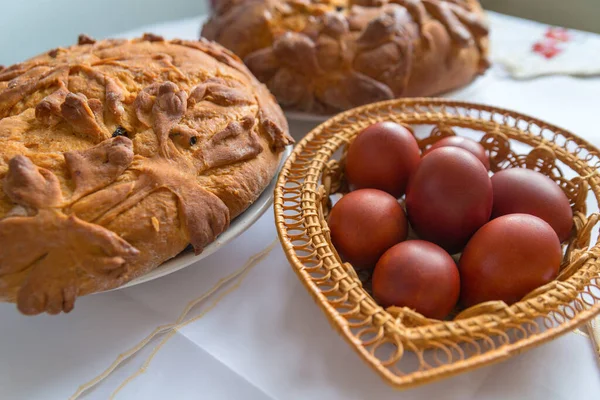 Christlicher Osterkuchen Und Rote Eier — Stockfoto