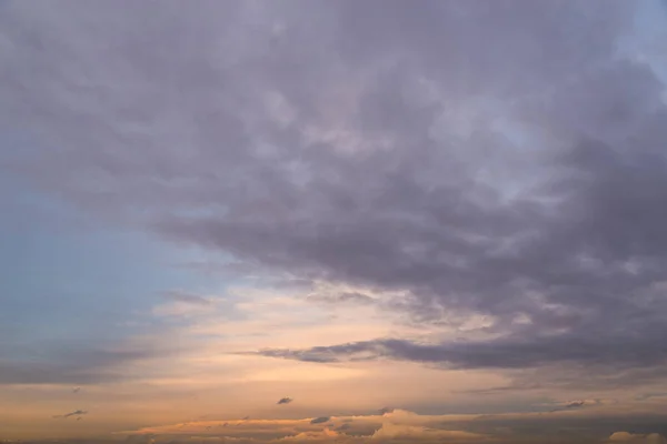 Драматическое Вечернее Небо Облаками — стоковое фото