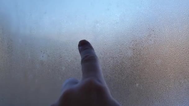 Ein Herz Mit Einem Finger Auf Das Glas Zeichnen Symbol — Stockvideo