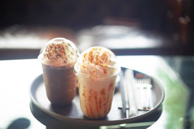 Lezzetli bir kafede taze süt ve çikolata içecekler..