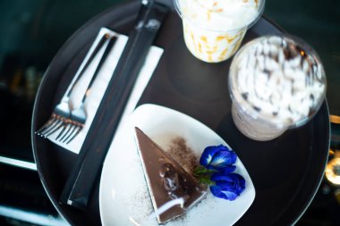 Çikolatalı kek ve içecekler lezzetli bir kafede..