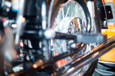 Parlak motosiklet tekerleri ışığı yansıtır.