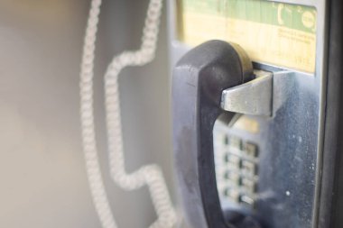 Bugün çalışmayan eski bir umumi telefon..