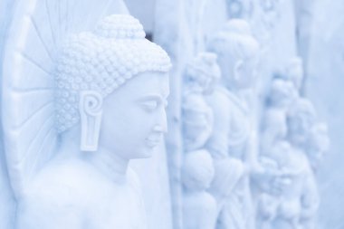 İnanca göre tapılacak güzel beyaz kireçtaşından yapılmış Buda heykeli..