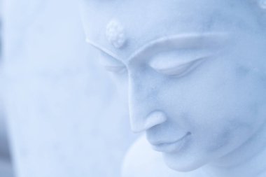 İnanca göre tapılacak güzel beyaz kireçtaşından yapılmış Buda heykeli..