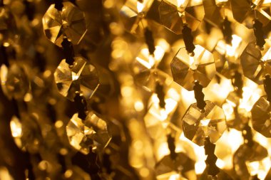 Parlak altın ışık dekor için lüks bir dokunuş sağlar..