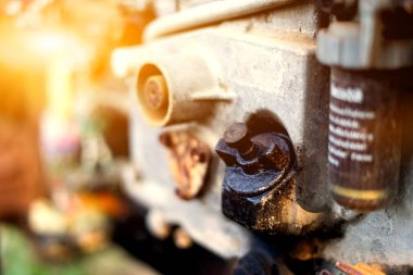 Uzun zamandır kullanılmayan paslı bir motor.
