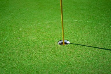 Golf sporu sosyal seçkinlerin açık hava sahalarında oynandı.