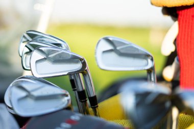 Golf sporu sosyal seçkinlerin açık hava sahalarında oynandı.