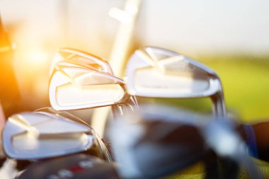 Golf sporu sosyal seçkinlerin açık hava sahalarında oynandı.