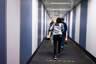 Uçaktan inen insanlar varış noktalarına varıyorlar.