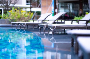 Sabah havuz başında lüks bir otelde..