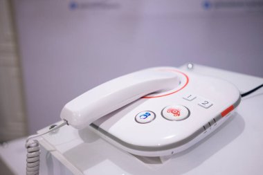 Yardım çağırmak için kullanılan bir acil durum telefonu.