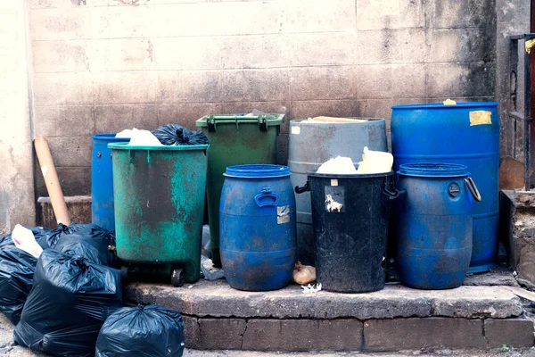 Los Cubos Basura Están Desorganizados Los Barrios Pobres Las Grandes — Foto de Stock