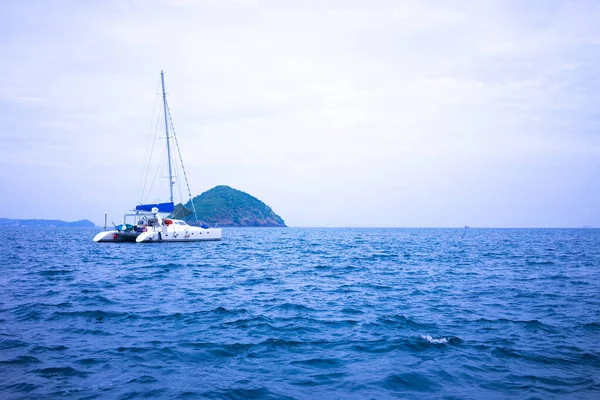 Eine Insel Mitten Meer Und Ein Schiff Das Meer Festgemacht — Stockfoto