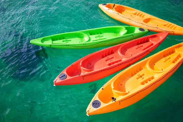 Гребные Лодки Плавающие Чистой Бирюзовой Воде — стоковое фото