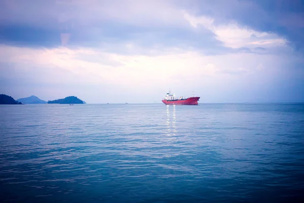 Ein Frachtschiff Treibt Einem Hellen Tag Blauen Meer — Stockfoto
