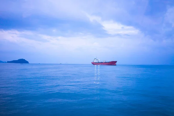 Navio Carga Está Correndo Mar Azul Dia Brilhante — Fotografia de Stock