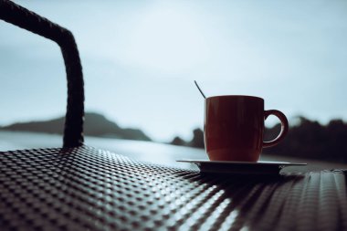 Sıcak bir sabah denizinde bir fincan kahve..