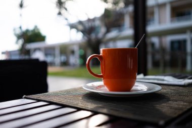 Kahve ve sıcak bir sabah kahvaltısı.