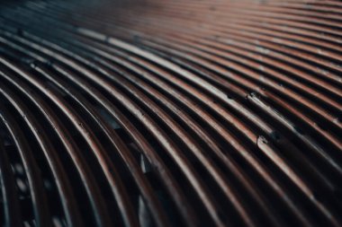 Tahtadan grafikler güzel desenler örüyor.