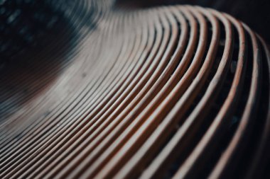 Tahtadan grafikler güzel desenler örüyor.