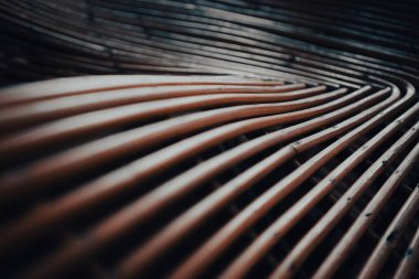 Tahtadan grafikler güzel desenler örüyor.