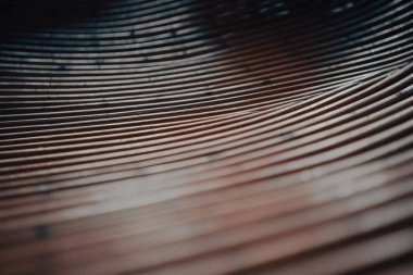 Tahtadan grafikler güzel desenler örüyor.