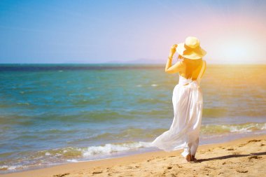 Açık bir günde, sahilde bir kız..