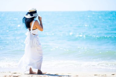 Açık bir günde, sahilde bir kız..