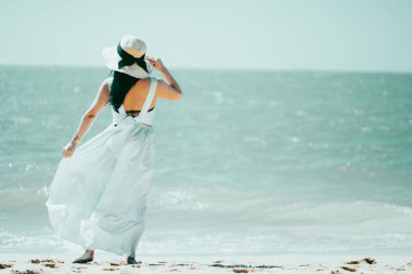 Açık bir günde, sahilde bir kız..