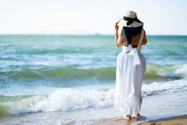 Açık bir günde, sahilde bir kız..