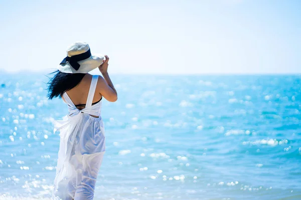 Mädchen Meer Strand Einem Klaren Tag — Stockfoto