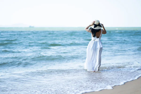 Ragazza Mare Una Spiaggia Una Giornata Limpida — Foto Stock