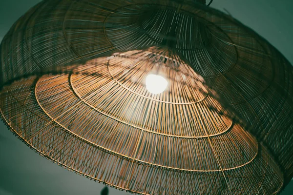 Bambu lambaları karmaşık bir şekilde karanlık bir odada örülmüştür..