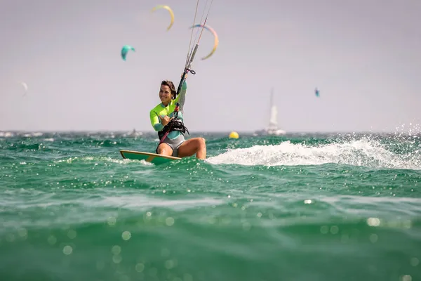 Uśmiechnięta Kobieta Kitesurfing Tarifa Plaża Kadyks Andaluzja Hiszpania — Zdjęcie stockowe