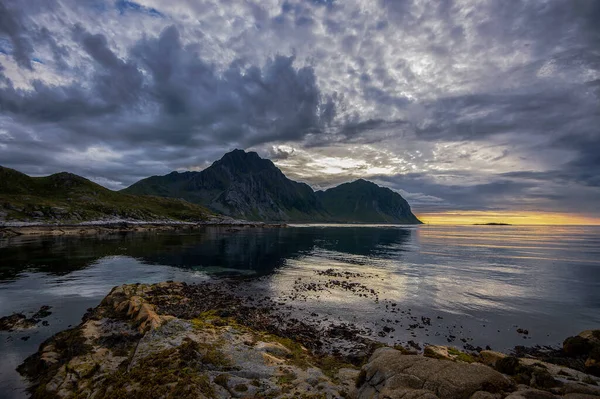 挪威诺德兰Lofoten海滩反映在水中的岩石 — 图库照片