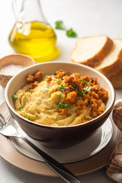 Puré Guisantes Amarillos Gachas Pudín Con Salsa Carne Tazón Sobre —  Fotos de Stock